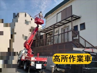 高所作業車で軒天補修