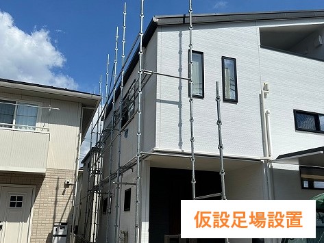 白岡市で行った屋根の雪止め設置と落雪防止ネットの工事をご紹介します。 冬が近づくにつれ、「屋根からの落雪が心配」というご相談が増えてきますが、今回のお客さまもまさにその一人でした。 既存の雪止めが曲がってしまっていたことに加え、ソーラーパネルが載った屋根面にも対策が必要とのことで、雪止めの再設置と落雪防止ネット（屋ネット）の取り付けをご提案しました。 工事では安全性と耐久性を重視し、屋根材や傾斜に適した方法で施工を進めていきましたので、その様子を詳しくお伝えします。