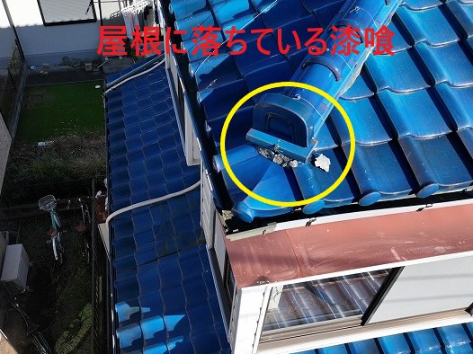 屋根の上に乗っています