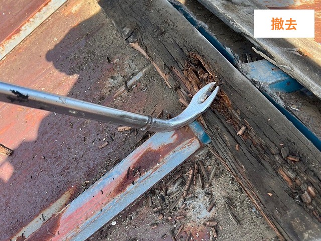 本来であれば、屋根全体の劣化が進んでいたため「屋根カバー工法」や「全面葺き替え」をおすすめしたい状態でしたが、お客様からは「空き家で今後住む予定がないので、最低限の修理でよい」とのご希望がありました。