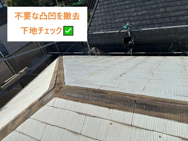 スーパーガルテクトの取り付け 新しい屋根材を一枚一枚丁寧に取り付けていきます。美しいシェイドブルーが特徴です。