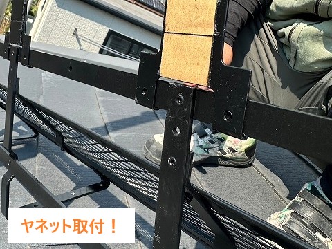 建物全体を囲むように設置された足場が写っており、工事に向けて安全な作業環境が整えられていることが分かります。 高さのある屋根作業では足場の安定性が欠かせず、職人が安全に動けるかどうかは工事品質にも影響します。 周囲の住宅との距離も近いため、細心の注意を払いつつの作業になると現場でも確認されました。