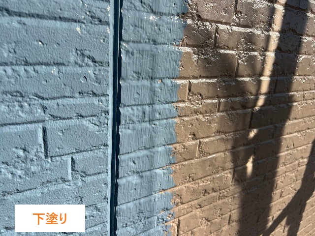 高圧洗浄で外壁の汚れやチョーキングをしっかり落とした後は、外壁材の継ぎ目にコーキングを施します。まず、プライマーを塗布して、コーキング材がしっかり密着するよう下準備を行います。その後、新しいコーキング材を目地の奥まで充填し、ヘラで均一にならして仕上げます。この工程を丁寧に行うことで、雨水が入り込むのを防ぎ、外壁の耐久性と防水性を大きく向上させることができます。外壁塗装の仕上がりにも影響する重要な作業です。