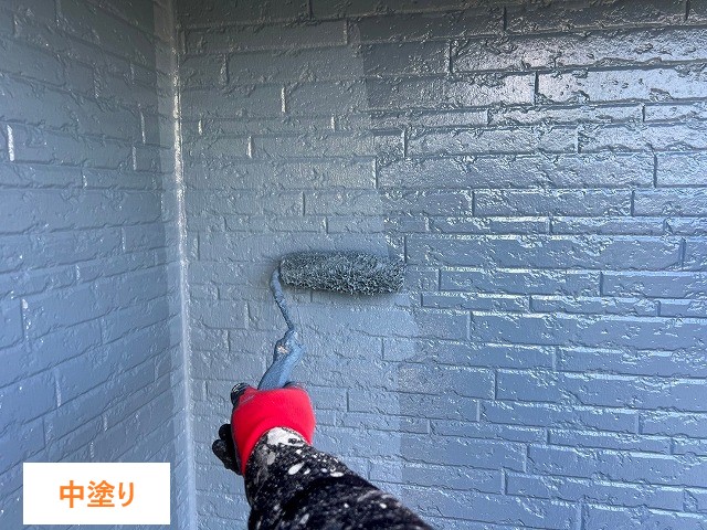 高圧洗浄で外壁の汚れやチョーキングをしっかり落とした後は、外壁材の継ぎ目にコーキングを施します。まず、プライマーを塗布して、コーキング材がしっかり密着するよう下準備を行います。その後、新しいコーキング材を目地の奥まで充填し、ヘラで均一にならして仕上げます。この工程を丁寧に行うことで、雨水が入り込むのを防ぎ、外壁の耐久性と防水性を大きく向上させることができます。外壁塗装の仕上がりにも影響する重要な作業です。
