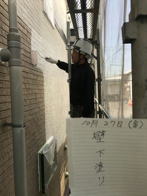 外壁下塗り中