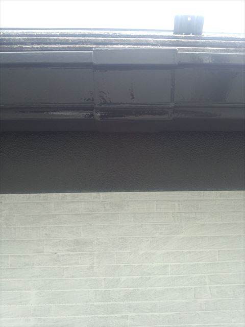 横樋塗装1回目完了