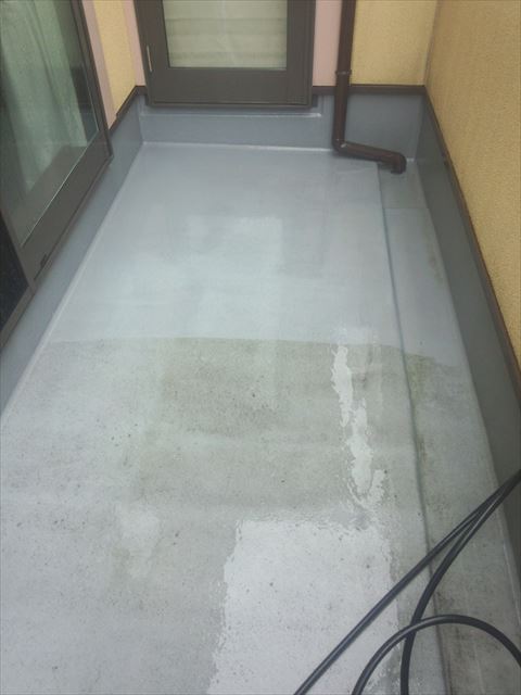 ベランダ床洗浄中
