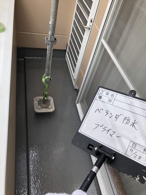 ベランダ防水プライマー塗装
