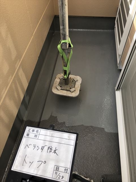 ベランダ防水中塗り