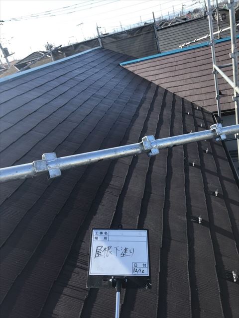 屋根下塗り中