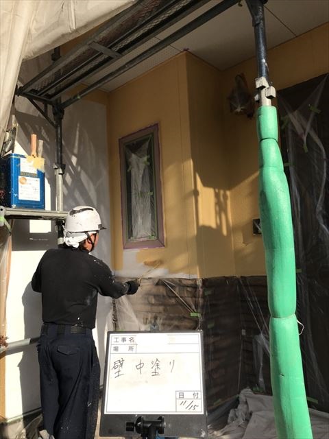 外壁中塗り中