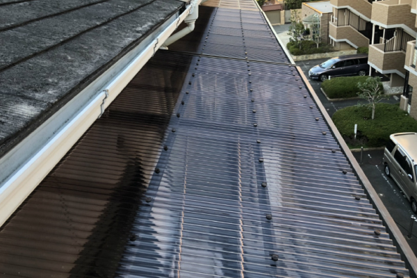 「波板は、波型の板状の建材