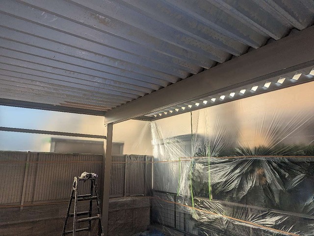 カーポートの折板屋根の劣化したペフ撤去工事の様子