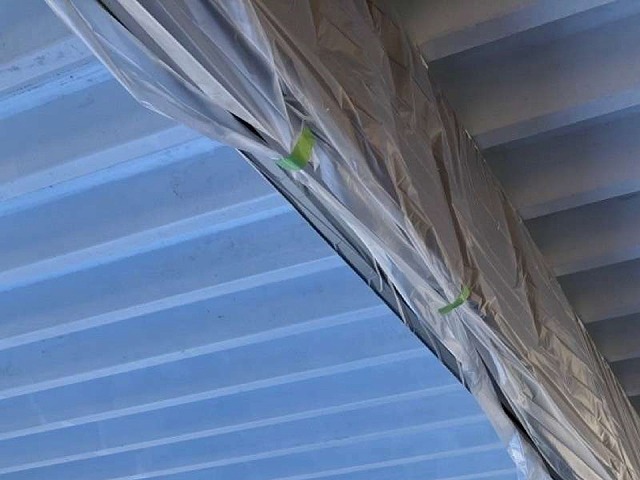 折板屋根塗装工事で梁への養生作業