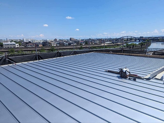 ガルバリウム鋼板屋根を立平葺きにて施工した状況