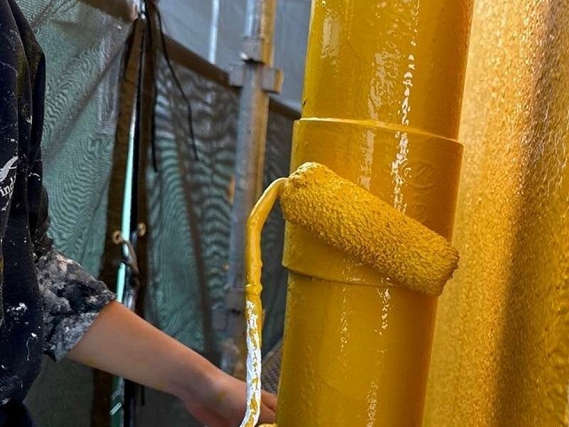 緑区　工場建物の雨樋に外壁と同色で塗装メンテナンス