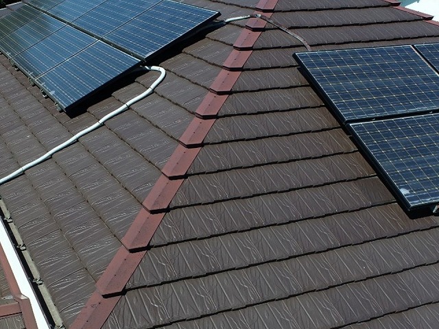 F型瓦屋根の隅棟に取り付けられている差し棟板金の劣化状況