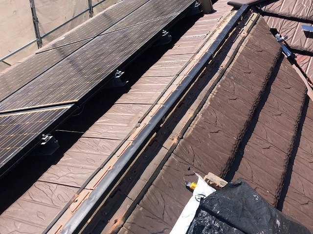 F型瓦屋根の既存棟板金を撤去して棟瓦の下地を構築