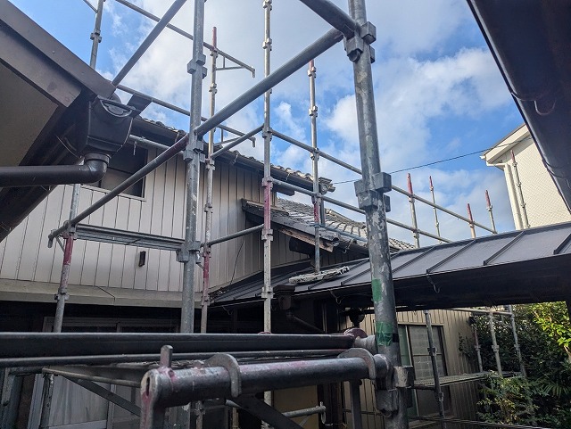 屋根の葺き替えによる軽量化リフォームの足場組み立て