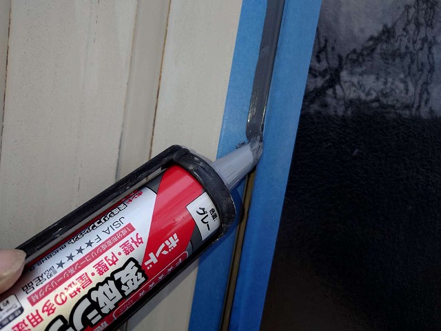 会社倉庫建物のコーキング打ち替え工事で変成シリコンのコーキング材を充填