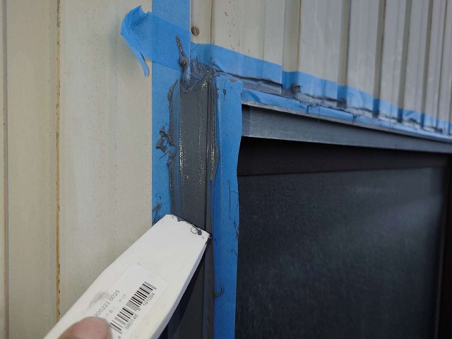 会社倉庫建物のコーキング打ち替え工事のヘラ押さえ状況