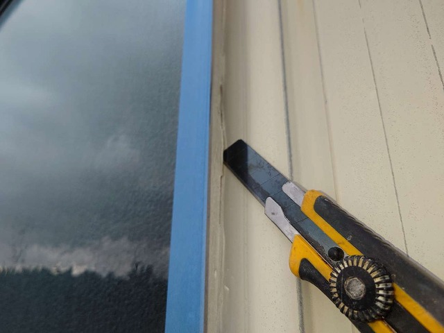 会社倉庫建物のコーキング打ち替え工事でサッシまわりの既存コーキング除去