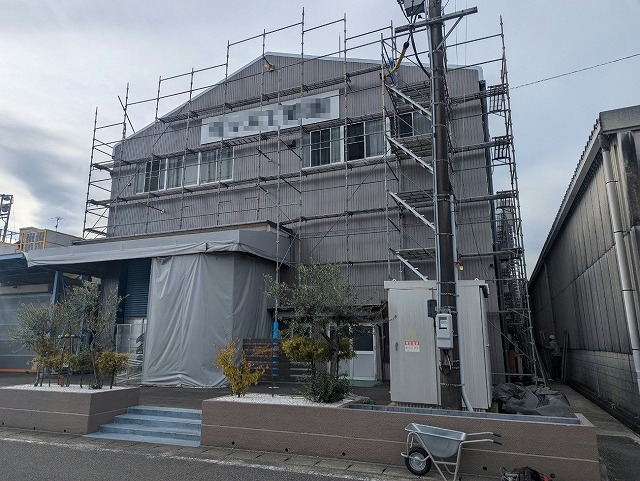 屋根カバー工法による改修工事の足場設置状況