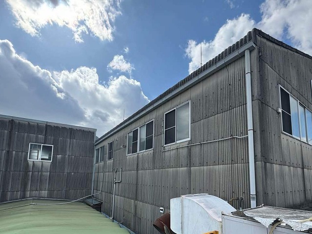 屋根カバー工法による改修工事を行う工場建物の外観