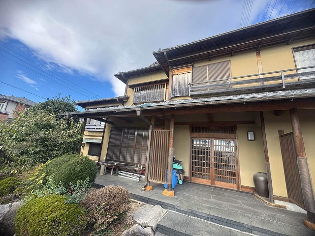 和風住宅の外部に使用している木材にさまざまな劣化症状を確認した現場調査