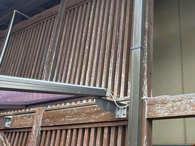 塗装工事を行う和風住宅の外装木部が劣化している状況