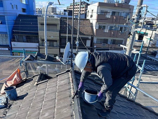 棟瓦取り直し工事で棟瓦土台部への南蛮漆喰の塗り固め