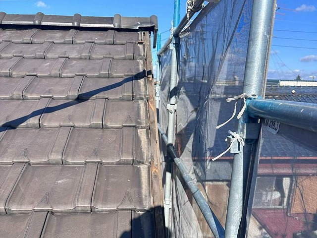 袖瓦取り直し工事で既存袖瓦を取り外した状況