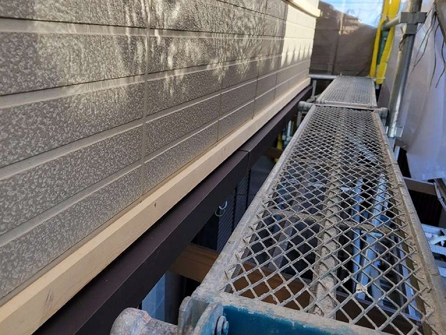 ベランダ外壁カバー工事の仕上げ材の下地となる胴縁取り付け