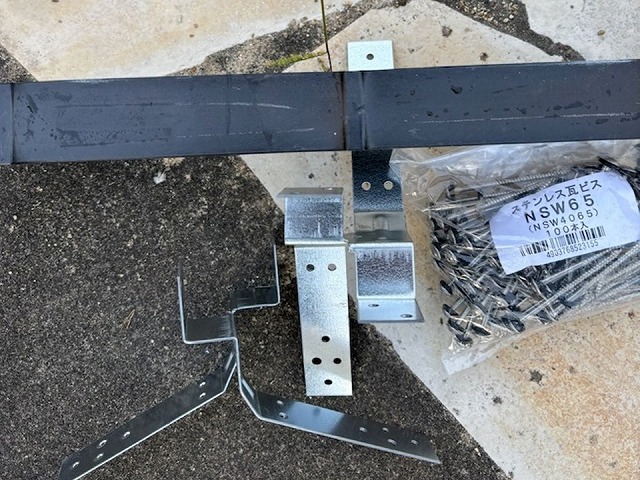 屋根板金役物取り替え工事で使用する受け金物と樹脂製芯材