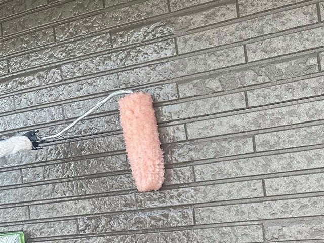 外壁デザインを活かしたクリヤー塗装工事の施工状況