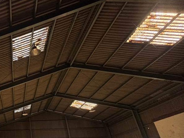 倉庫波型スレート屋根に設置されているポリカーボネート波板の劣化状況