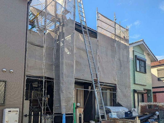 棟瓦取り直し工事のための足場設置工程