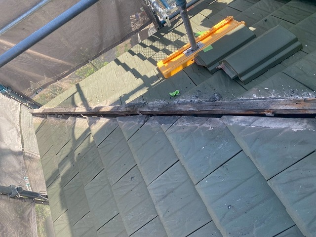 屋根の棟瓦取り直し工事で既存の棟瓦を取り外した状況