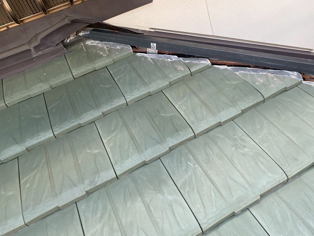 棟瓦取り直し工事で樹脂製の芯材を取り付けた状況