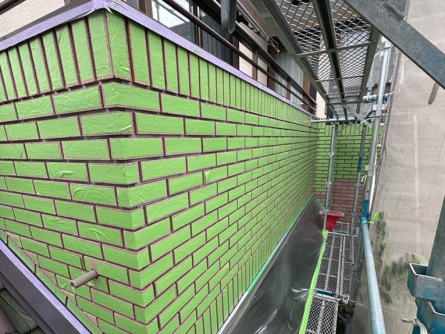 乾式タイル目地込み工事の養生テープを用いた養生工程