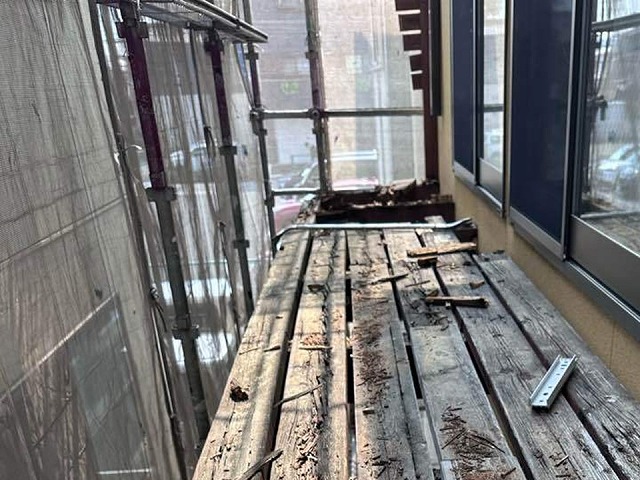 住宅雨漏り修理の木製造作ベランダ腰壁解体状況