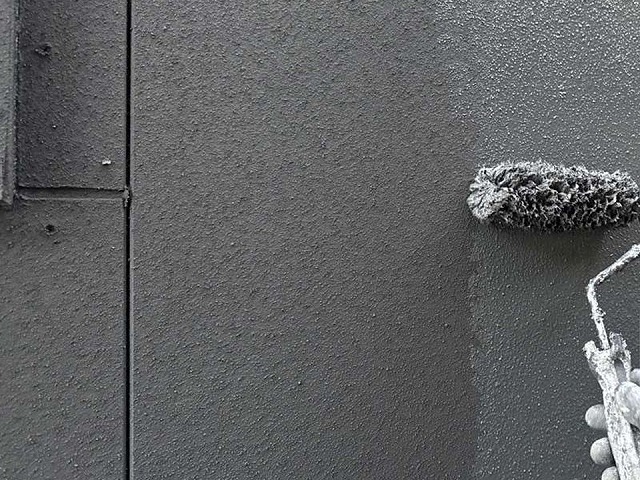 サイディング外壁塗装工事のクリーンマイルドシリコンによる中塗り施工