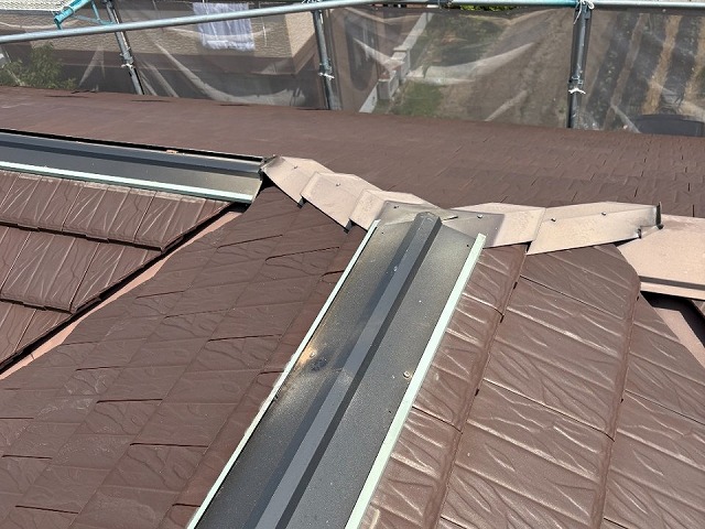 棟役物取り替え工事の既存棟板金取り外し工程