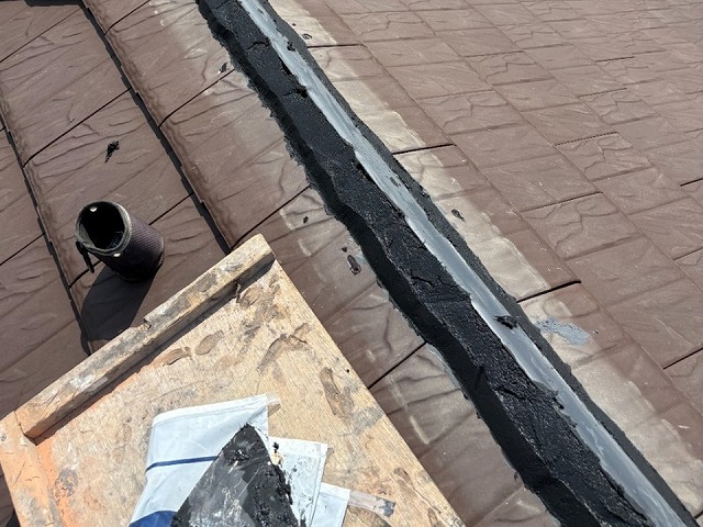 屋根棟役物取り替え工事の漆喰材塗り付け工程