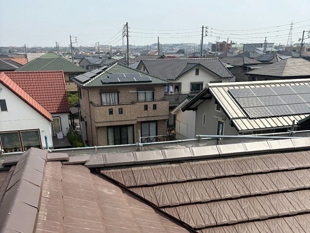 棟役物取り替え工事の三角冠瓦の設置工程