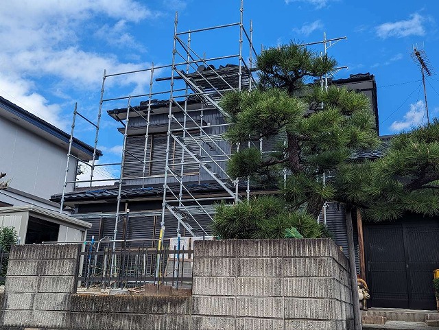 トタン外壁への塗装工事のための足場設置
