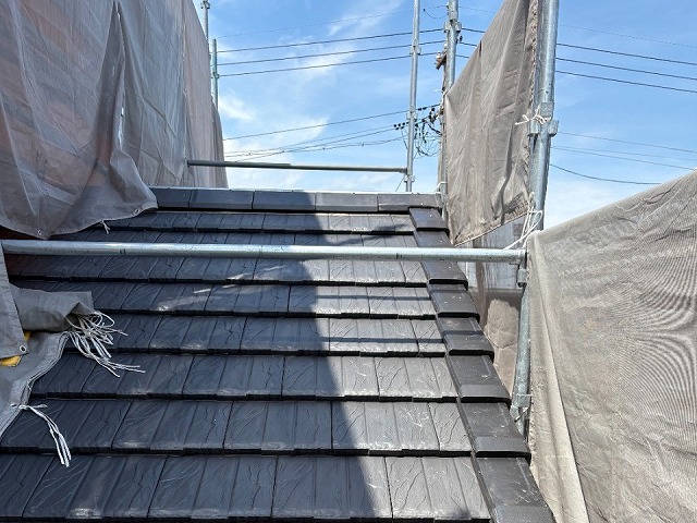 棟部板金部材取り替え工事の三角冠瓦設置工程