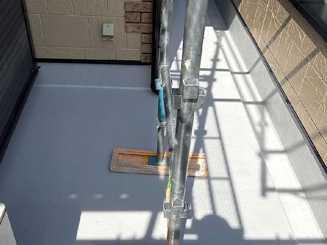 住宅建物塗装工事のベランダ防水トップコート塗り替え工程
