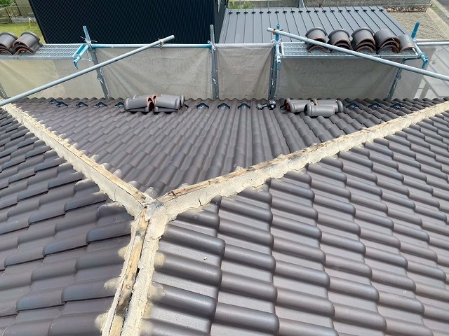 屋根棟瓦取り直し工事で既存冠瓦を取り外した状況