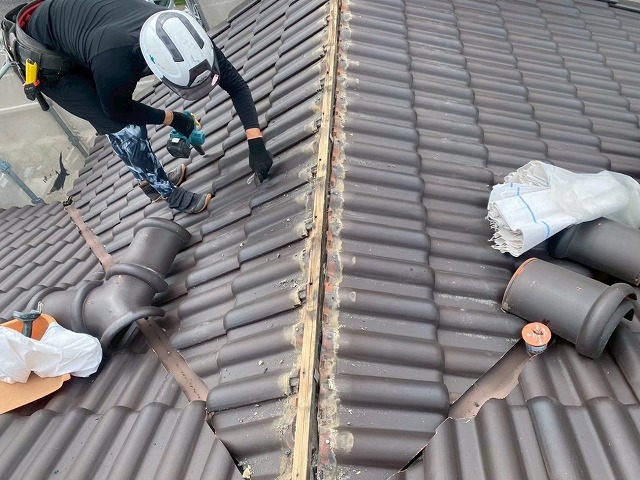 日進市　屋根棟瓦取り直し工事で土台の漆喰を解体している様子